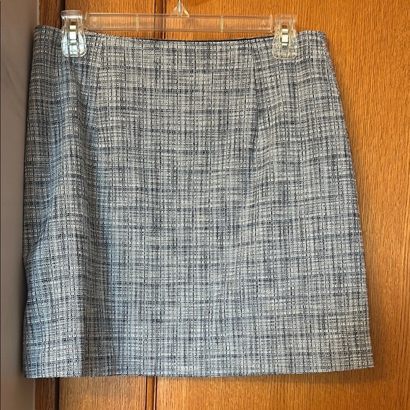 Elegant Gray Tweed Skirt - Picture 2 of 3